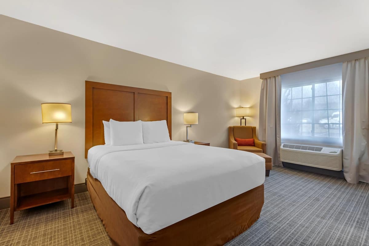 1 bedroom, premium bedding, desk, laptop workspace