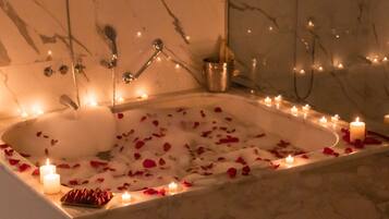 Duplex Suite | Bathroom | Hydromassage showerhead, hair dryer, bathrobes, slippers