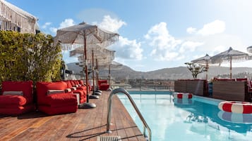 Piscine couverte, piscine extérieure, chaises longues