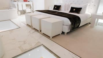 Een moderne slaapkamer met een groot bed, nachtkastjes, een kaptafel en een glazen salontafel.