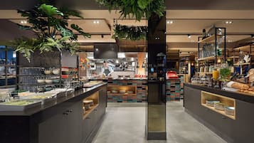 Bữa sáng buffet hàng ngày (19.50 EUR/mỗi người)