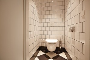 Deluxe Room | Bathroom