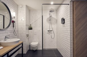 Loft (XL) | Bathroom | Free toiletries, hair dryer, towels, soap