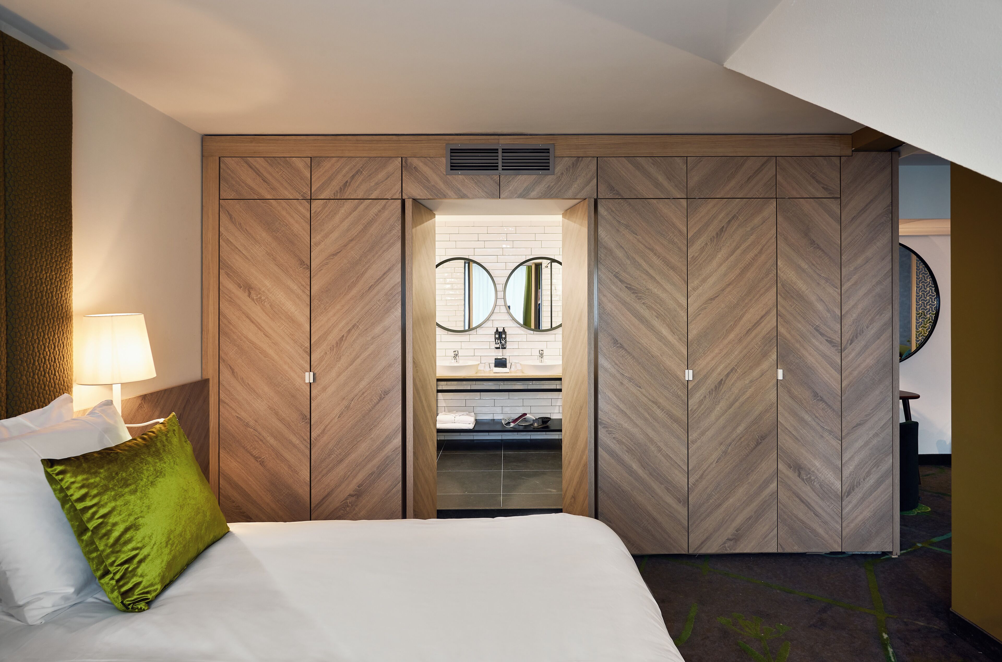 Loft (XL) | Minibar, in-room safe, desk, laptop workspace