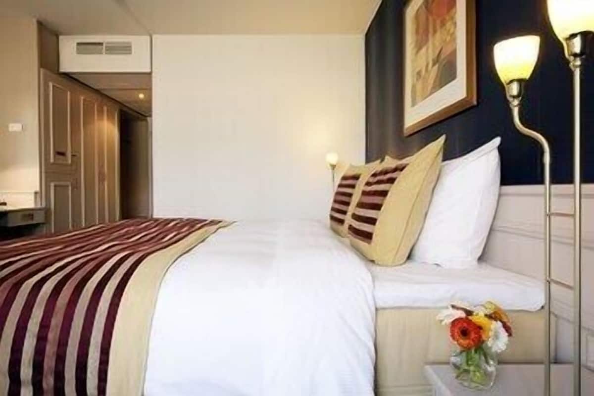 Premium bedding, pillowtop beds, free minibar, in-room safe