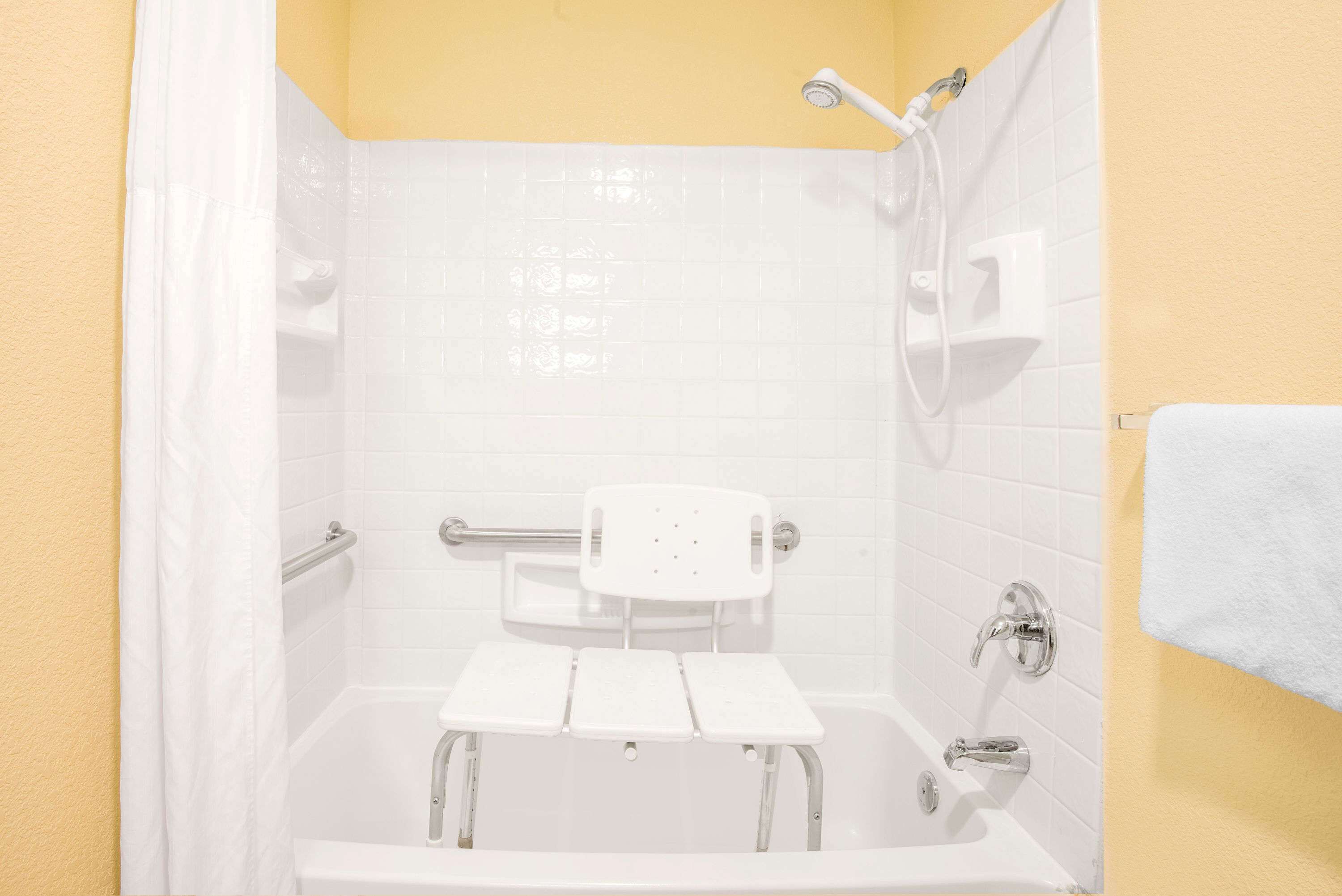 standard room, 1 queen bed, accessible | bathroom | combined shower/bathtub, eco-friendly toiletries, hair dryer, towels