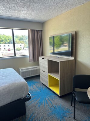 Suite familiar, varias camas, no fumadores (twin over twin bunk beds) | Zona de estar | Una televisión