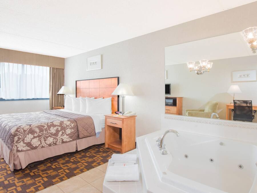 Seterika/papan seterika, katil bayi/kot (percuma)