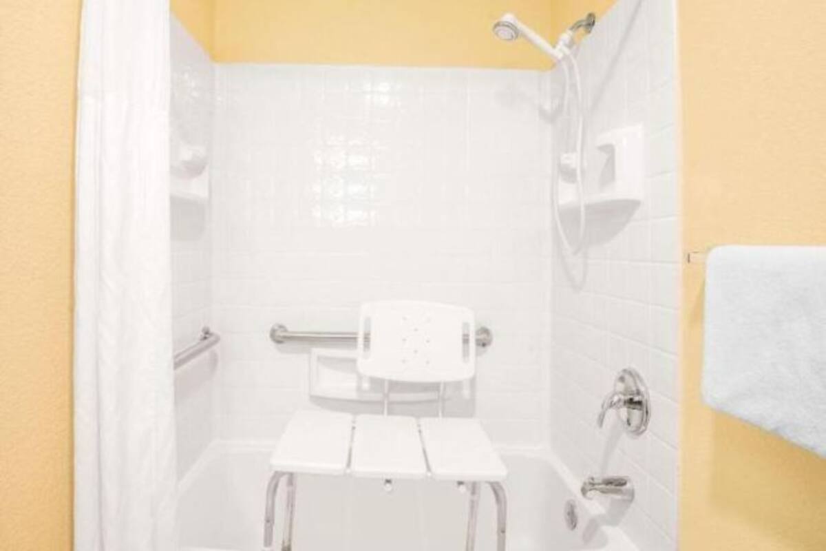 Bathroom | Combined shower/tub, eco-friendly toiletries, hair dryer, towels