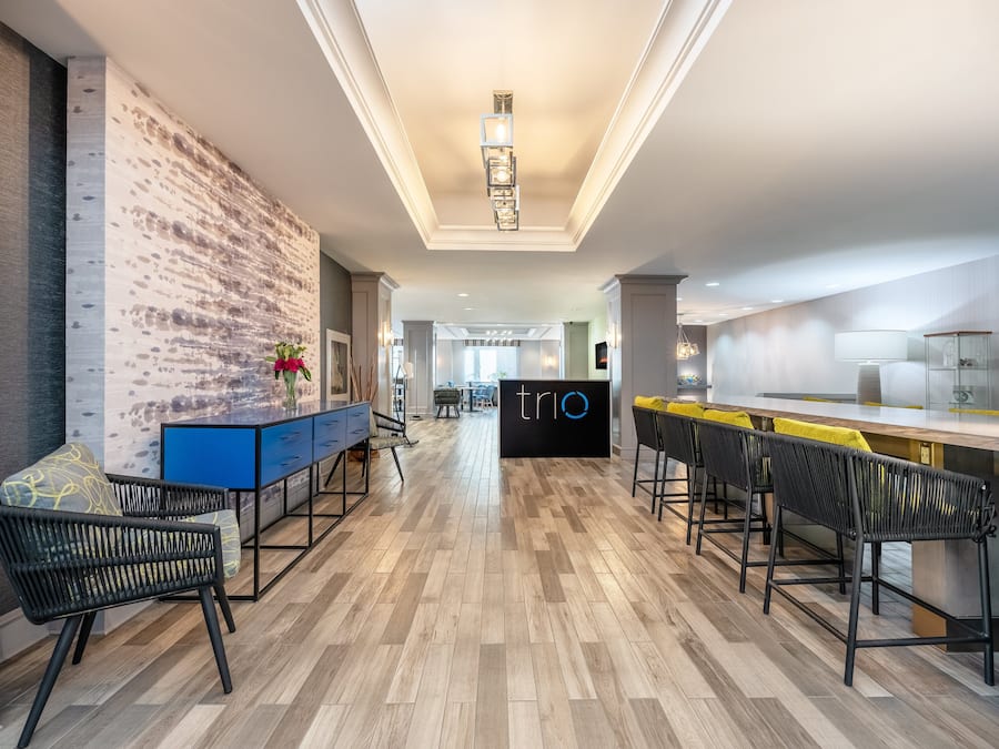 Petit déjeuner et dîner servis sur place