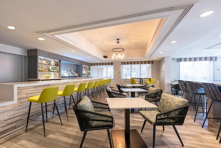 Bar (en la propiedad). The Simon Hotel Sydney