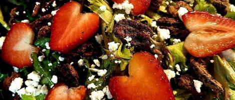 Ensalada con fresas, queso feta y nueces.