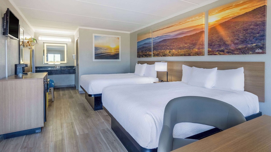Days Inn & Suites by Wyndham Fort Bragg/Cross Creek Mall
