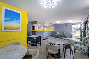 Lobby - Days Inn & Suites by Wyndham Fort Bragg/Cross Creek Mall (Fayetteville)