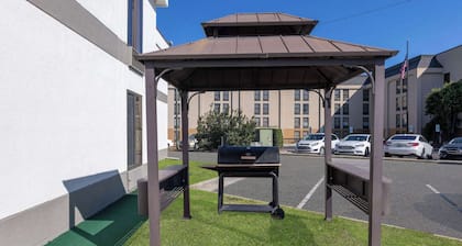 Days Inn & Suites by Wyndham Fort Bragg/Cross Creek Mall