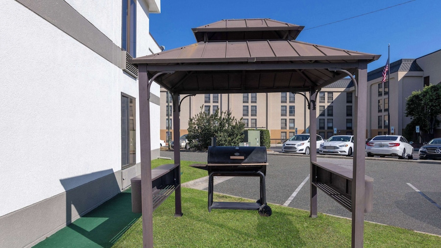 Days Inn & Suites by Wyndham Fort Bragg/Cross Creek Mall