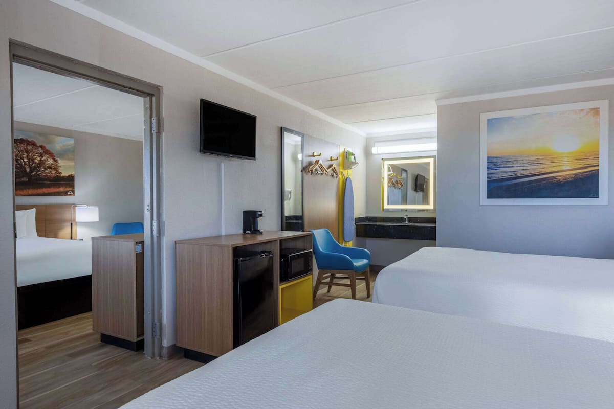 Escritorio, cortinas blackout y tabla de planchar con plancha