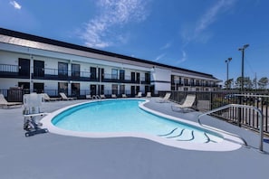 Seasonal outdoor pool - Days Inn & Suites by Wyndham Fort Bragg/Cross Creek Mall (Fayetteville)