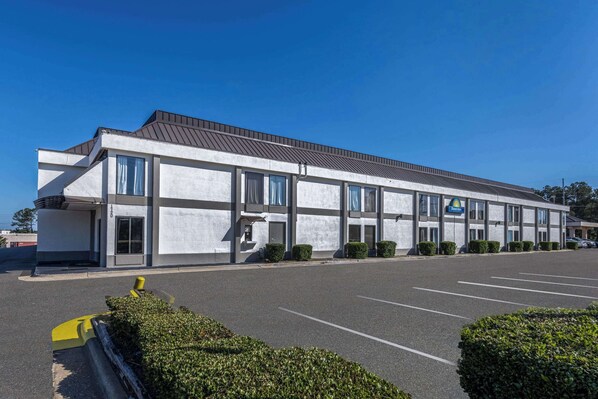 Exterior - Days Inn & Suites by Wyndham Fort Bragg/Cross Creek Mall (Fayetteville)