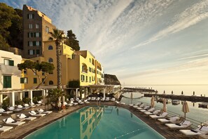 2 indoor pools, 2 outdoor pools, pool umbrellas, sun loungers