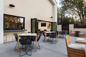 Serveert ontbijt en diner, Amerikaanse gerechten