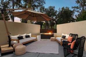 Terrace/patio - The Inelle, Oakhurst Yosemite, a Tribute Portfolio Hotel (Oakhurst)