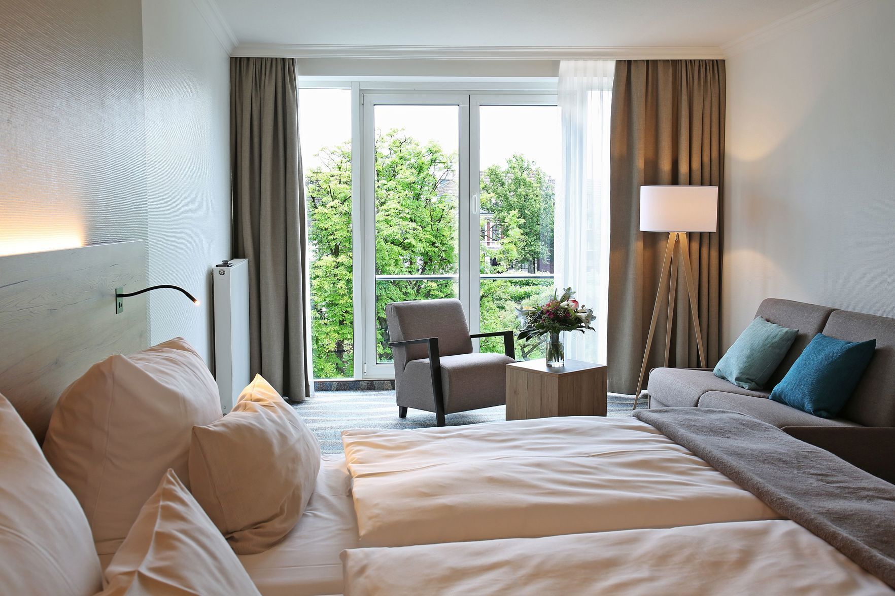 Hypo-allergenic bedding, in-room safe, desk, blackout drapes