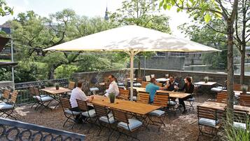 Se sirven desayunos y cocina regional (con mesas al aire libre)