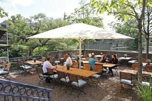 Se sirven desayunos y cocina regional (con mesas al aire libre) 