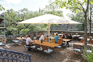 Petit-déjeuner et déjeuner servis sur place, restauration en plein air 