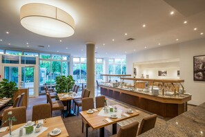 Tägliches Frühstücksbuffet gegen Gebühr