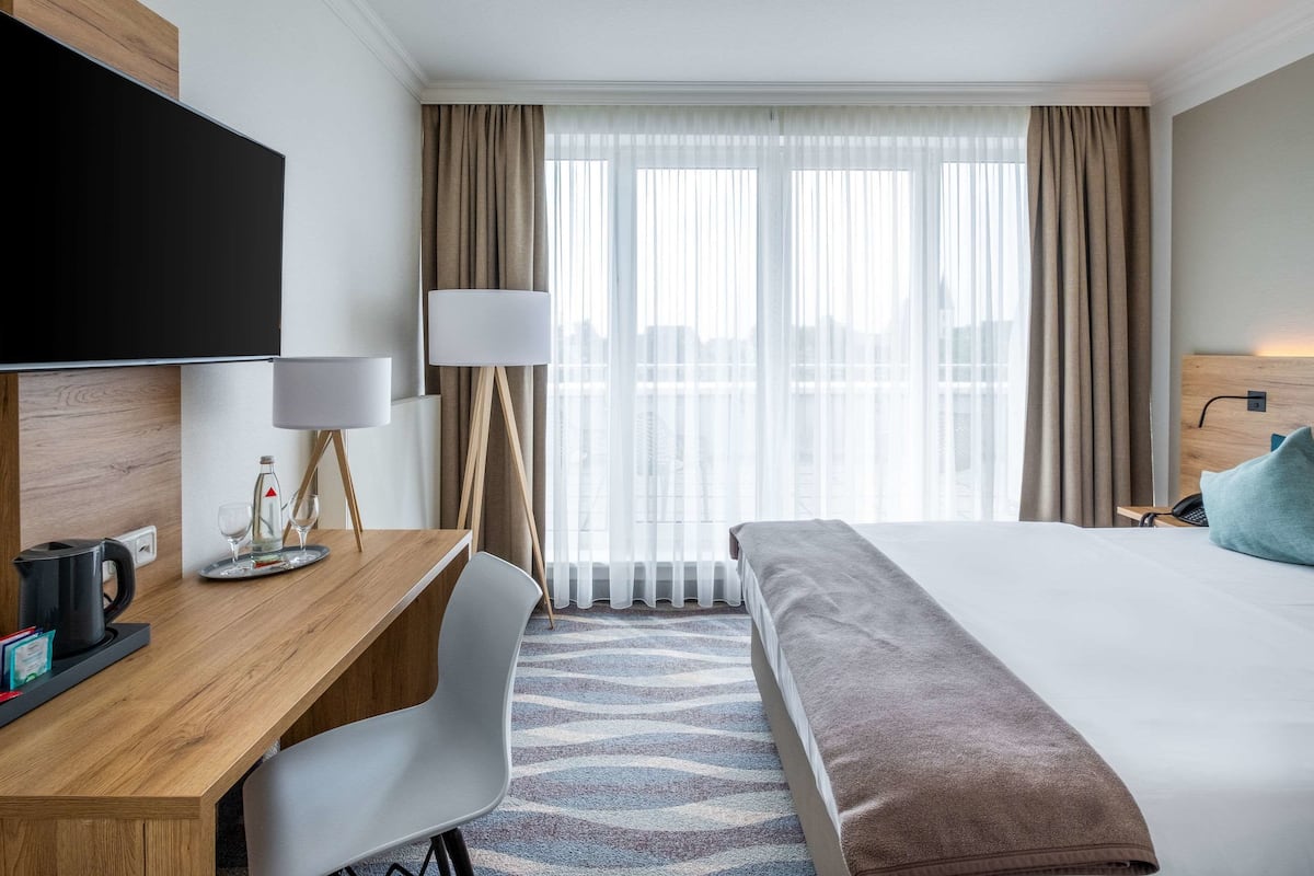 Standard Room, 1 Queen Bed, Non Smoking | Hypo-allergenic bedding available, in-room safe, desk, blackout drapes