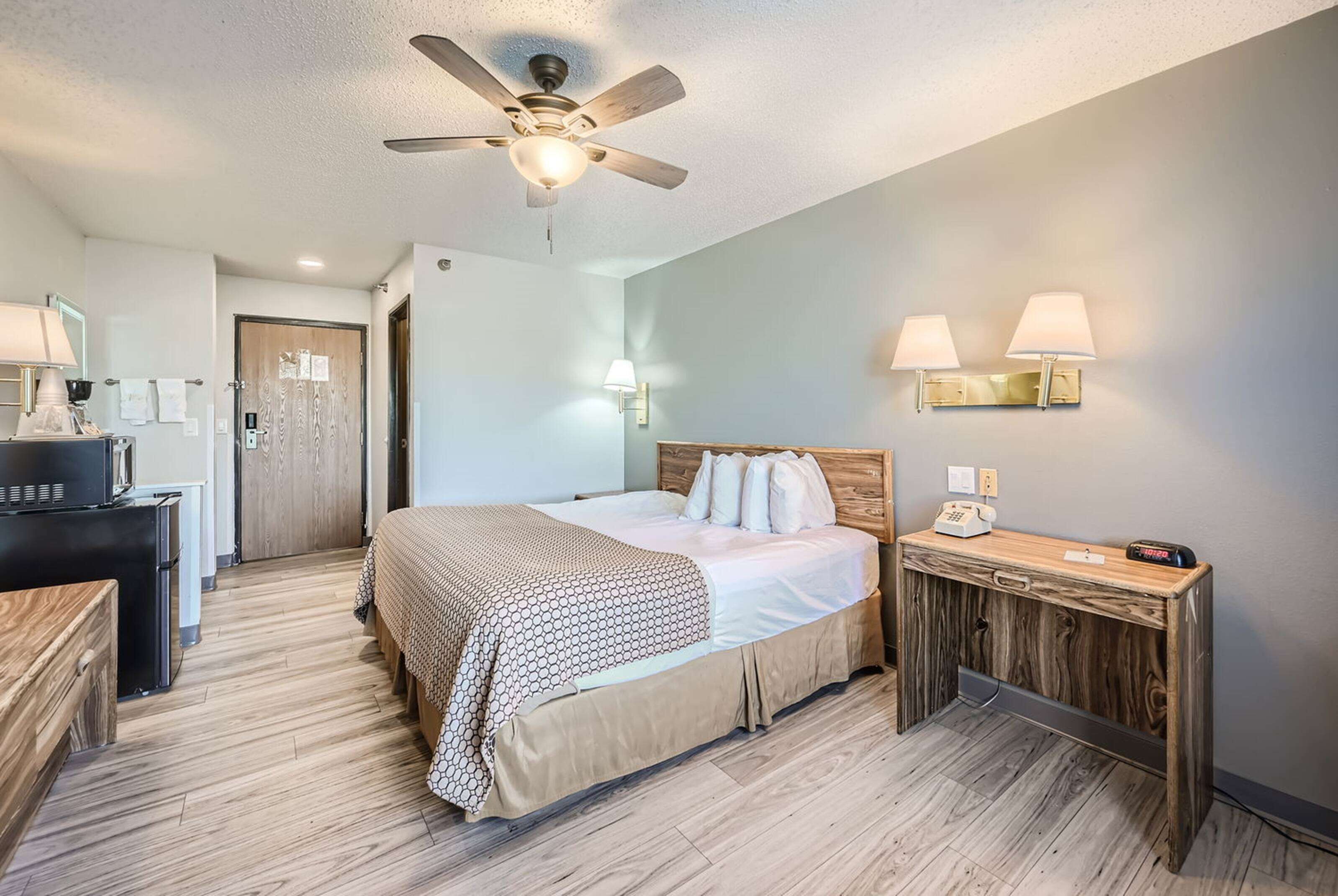 Verduisterende gordijnen, een strijkplank/strijkijzer, gratis babybedden