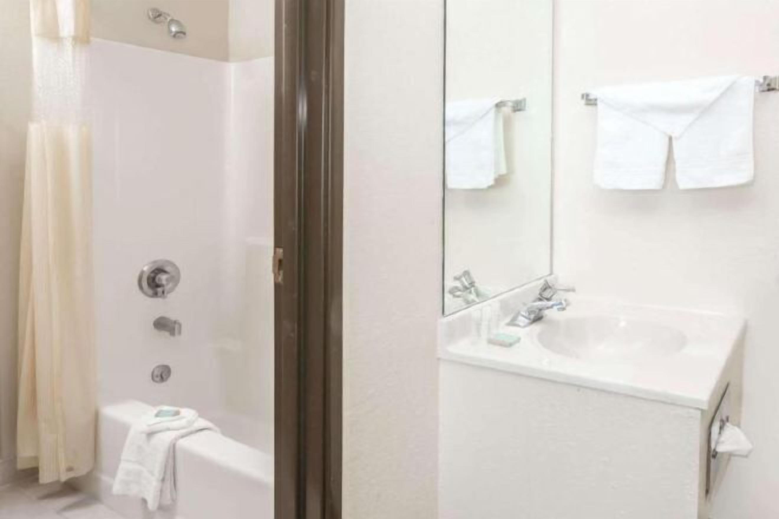 Bathroom | Combined shower/bathtub, free toiletries, hair dryer, towels