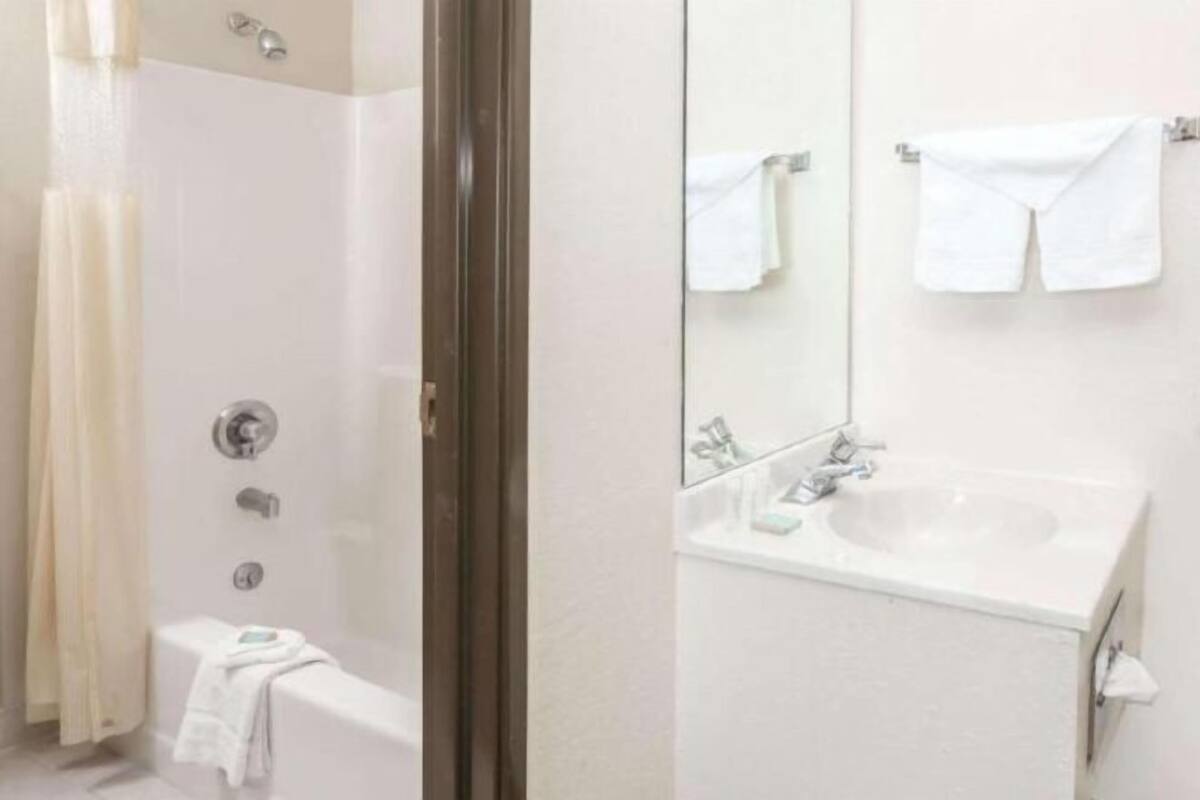 Bathroom | Combined shower/bathtub, free toiletries, hair dryer, towels
