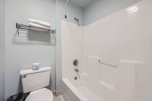 Ensemble douche/baignoire, articles de toilette gratuits, sèche-cheveux