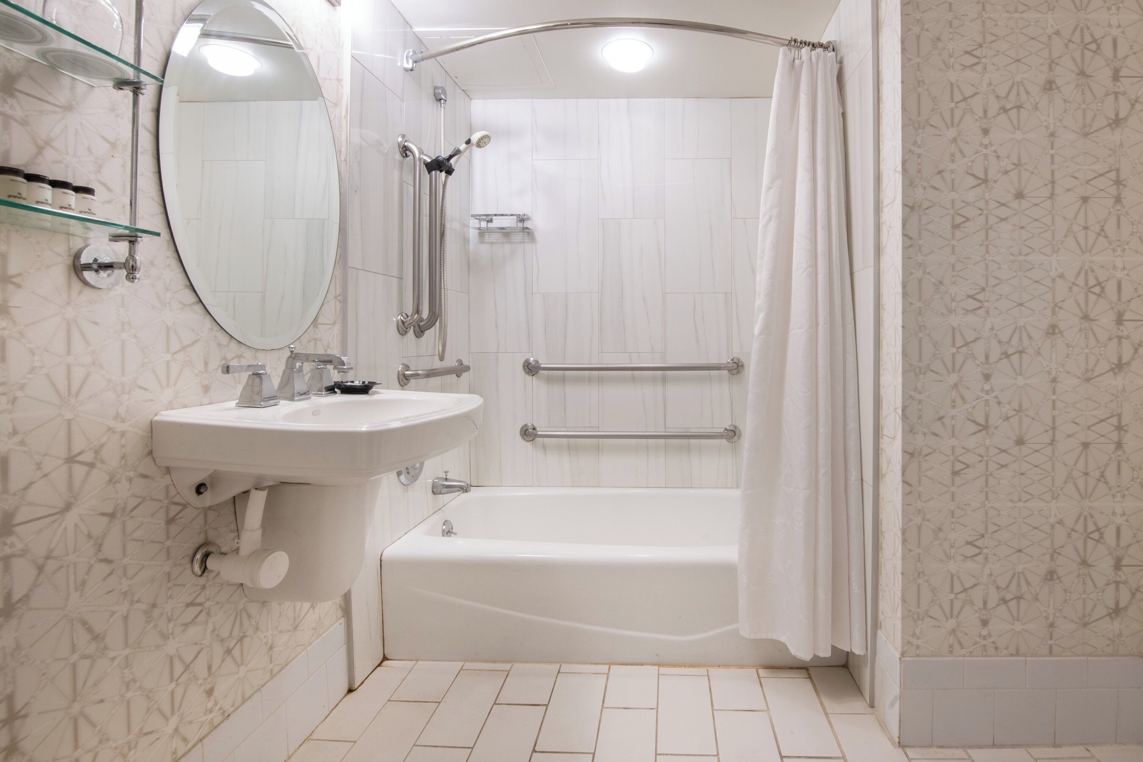 suite, 1 bedroom | bathroom | combined shower/bathtub, eco-friendly toiletries, hair dryer, bathrobes