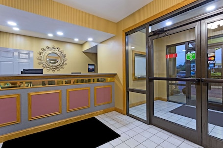 Lobby. Super 8 by Wyndham Franklin Hwy 31