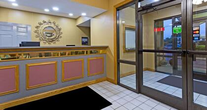 Super 8 by Wyndham Franklin Hwy 31