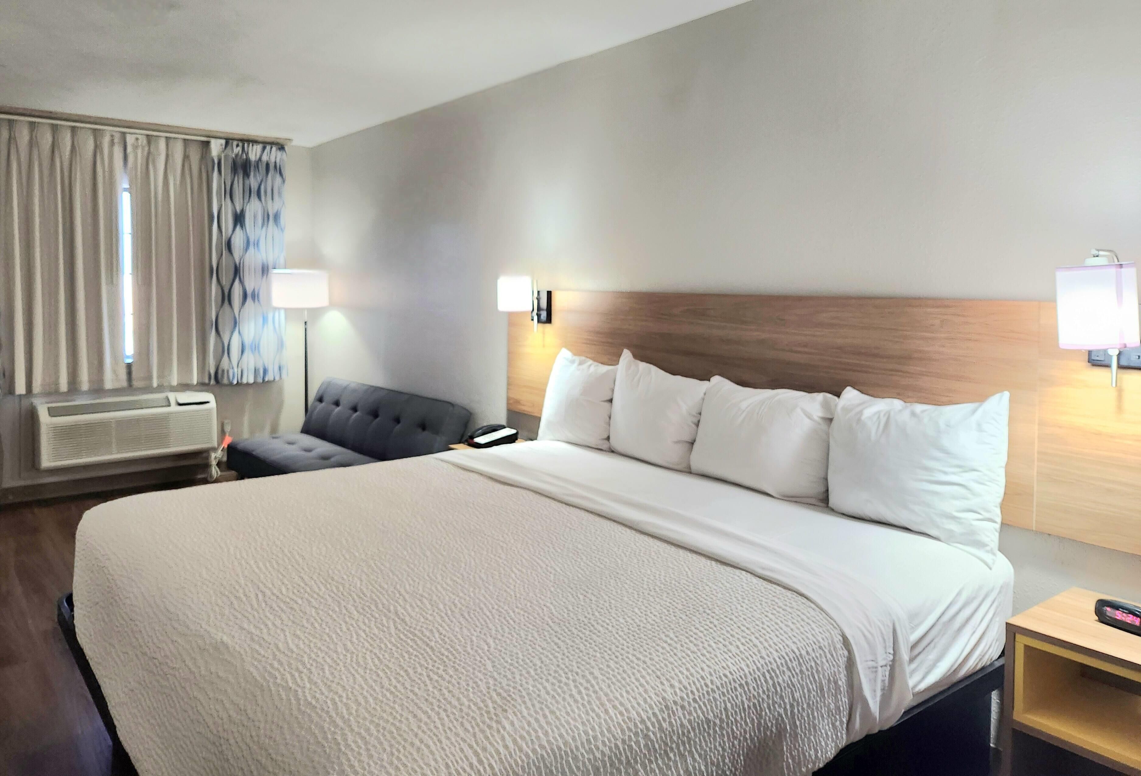 办公桌、免费 WiFi