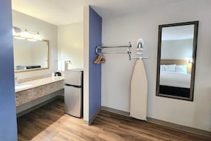 Desk, free WiFi - Days Inn by Wyndham Portland/Corpus Christi (Portland)