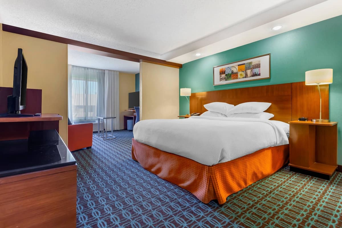 Hypo-allergenic bedding, in-room safe, desk, laptop workspace