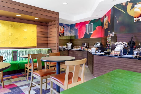 Café da manhã com buffet grátis todos os dias