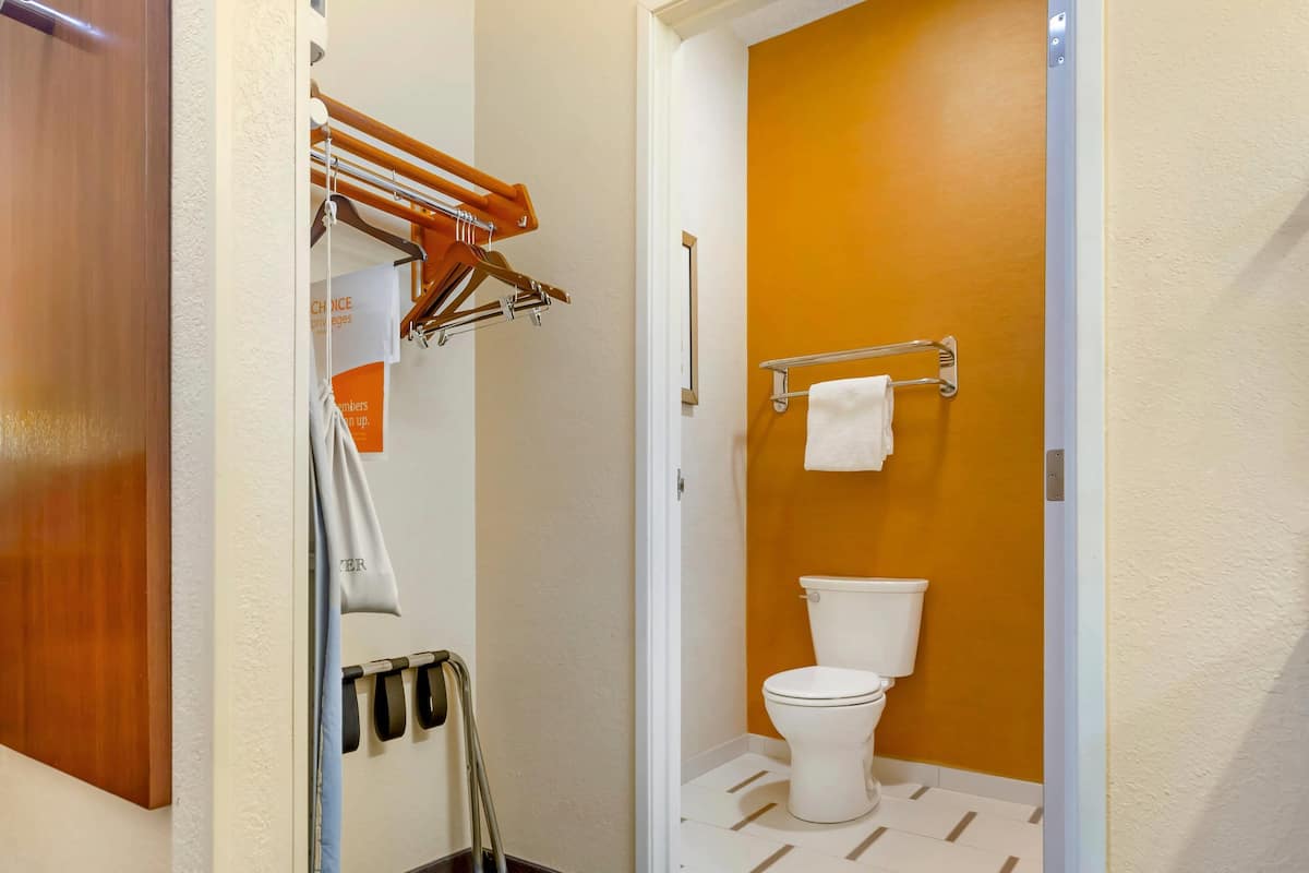 Roupas de cama antialérgicas, cofres nos quartos, escrivaninha