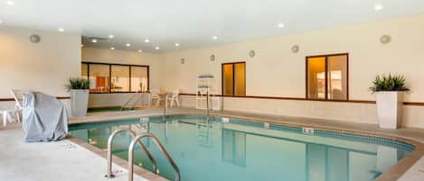 Indendørs pool, åben fra kl. 07.00 til kl. 22.00, liggestole