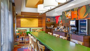 Buffet déjeuner gratuit tous les jours