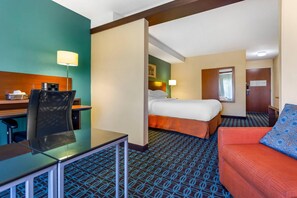 Suite, 1 kingsize bed met slaapbank, niet-roken (Efficiency) | Hypoallergeen beddengoed, een kluis op de kamer, een bureau
