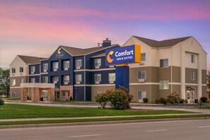 A multi-story Comfort Inn & Suites hotel with a modern architectural design, featuring a prominent signage and a well-maintained lawn area. - Comfort Inn & Suites Green Bay Stadium Area (Green Bay)