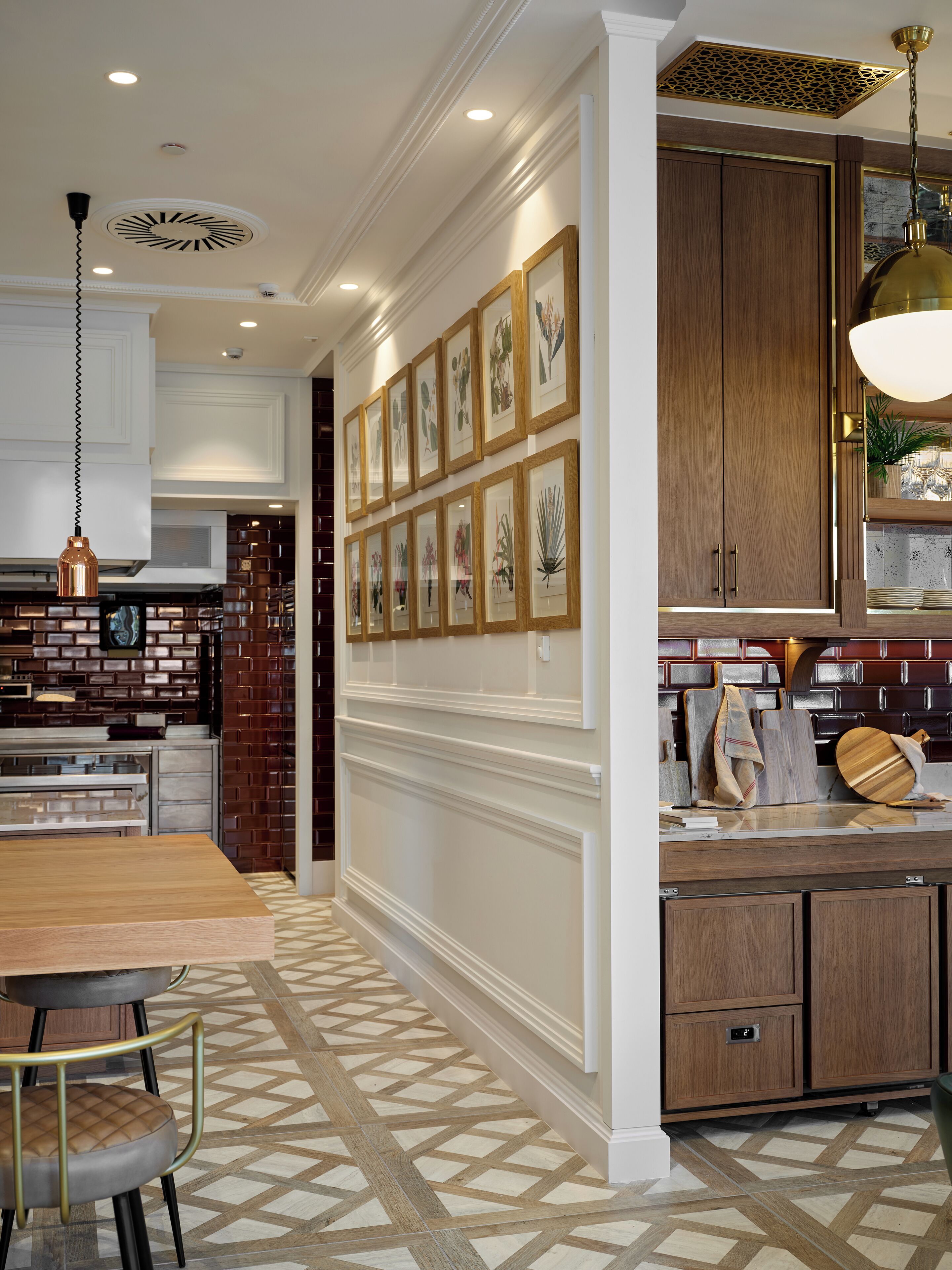 Una cocina moderna con un salpicadero de ladrillo, armarios de madera y un comedor con mesa y sillas.