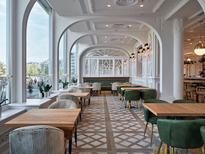 供应早餐、午餐和晚餐，地方菜，海景